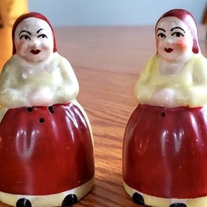 2 Vintage salt and pepper shakers.